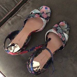 Patterned strappy block heel